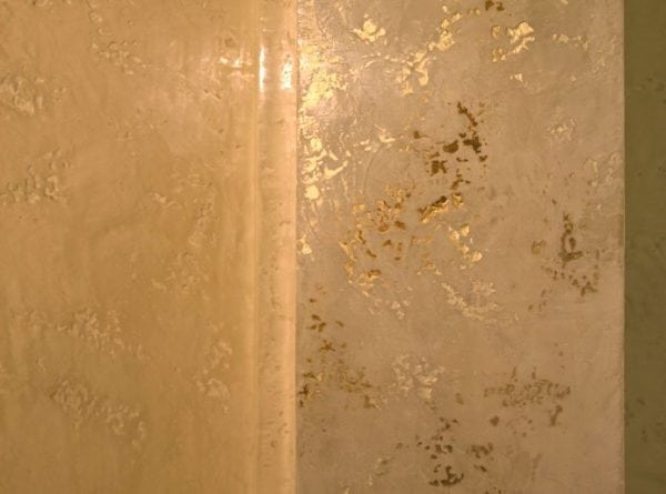 Mur peint en beige avec éléments de soulignement en peinture nacrée