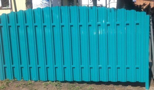 DIY malovaný kovový plot