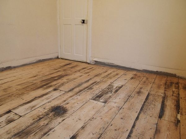 Senų dažų pašalinimas iš grindų