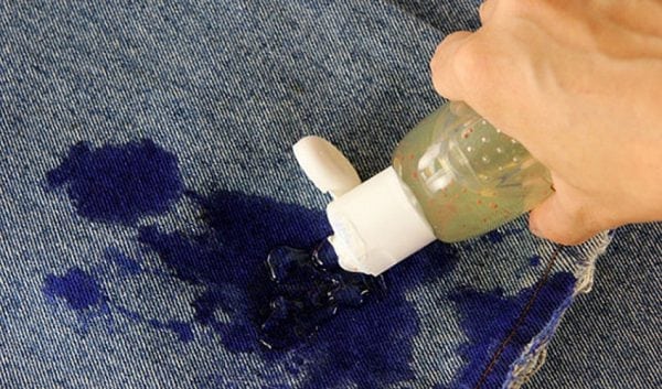 Application de solvant sur un jean pour enlever la peinture