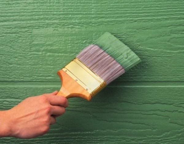 Revêtement des murs en bois avec de la peinture à l'huile