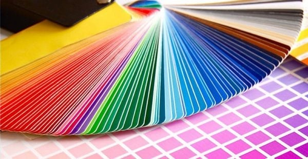 Įvairi miltelinių dažų atspalvių paletė