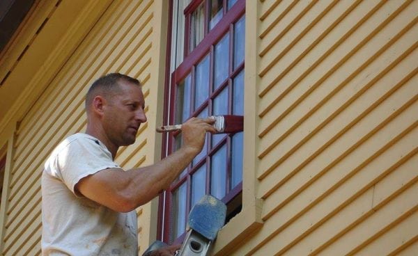 Proces maľovania sklonov okien