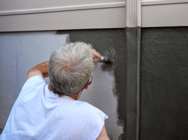 Pintando a garagem do lado de fora