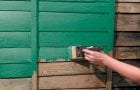 Peindre les murs d'une maison en bois
