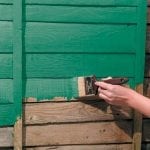 Peindre les murs d'une maison en bois