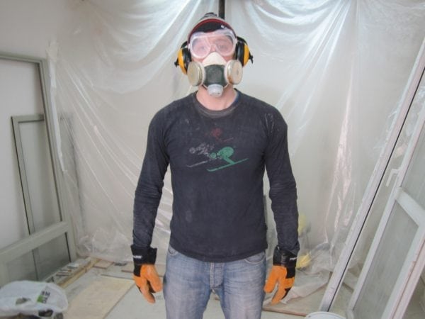 Respirator i okulary ochronne podczas malowania