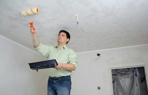 Odstranění barvy na vodní bázi ze stropu