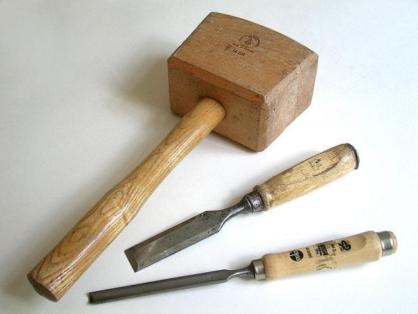 Hammer og meisel for å fjerne maling