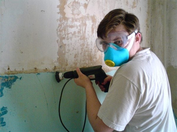 Odstraňování barvy ze stěn pomocí elektrického nářadí