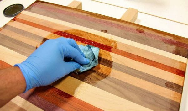 حماية سطح خشبي بالزيت