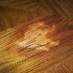 Rửa sạch sơn trên bề mặt gỗ