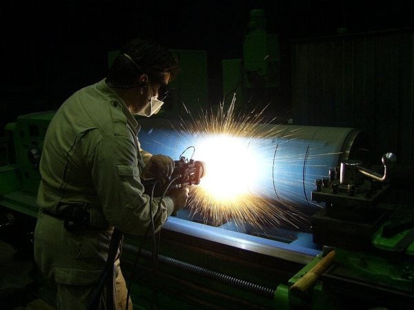Proces vysokoteplotního plazmového stříkání kovu