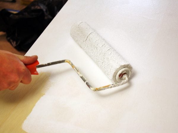 Påføring av maling på kryssfiner med en rulle
