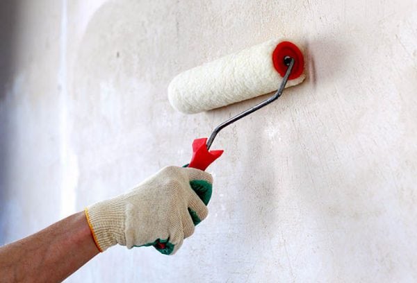 Gruntowanie ściany za pomocą wałka