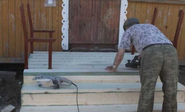 Preparando uma varanda de madeira para pintura