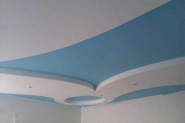 O teto pintado com tinta de dispersão aquosa