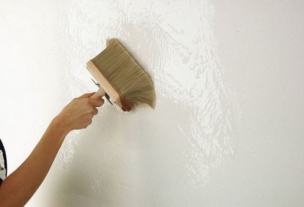 Gruntu dažytos sienos po tapetų lipduku