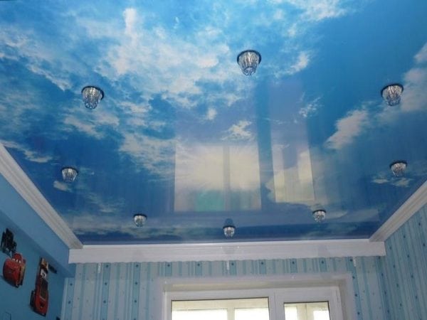 Опънат таван с аерографско изображение на небето