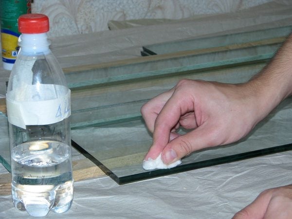 Quaisquer solventes são adequados para desengordurar o vidro.