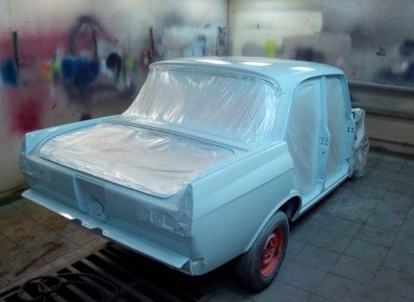 O esmalte ML-1110 é usado para pintar o corpo e as partes do carro