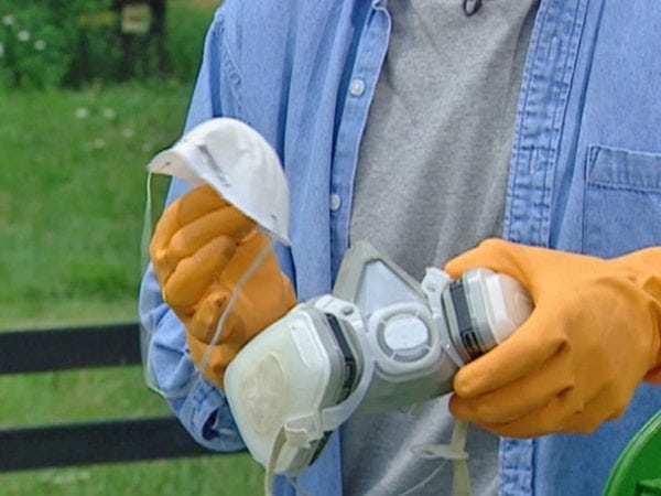 Pri práci s farbou používajte respirátor a ochranné rukavice.