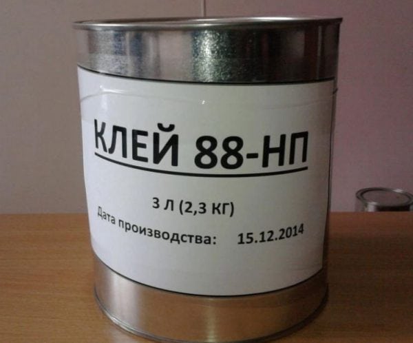 Adesivo extra forte 88-NP em uma lata de 3l