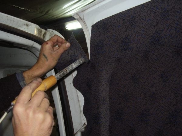 A cola 888 é usada para colar materiais no compartimento de passageiros