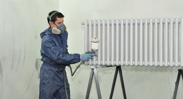 Šildymo radiatoriaus dažymas karščiui atsparia emaliu