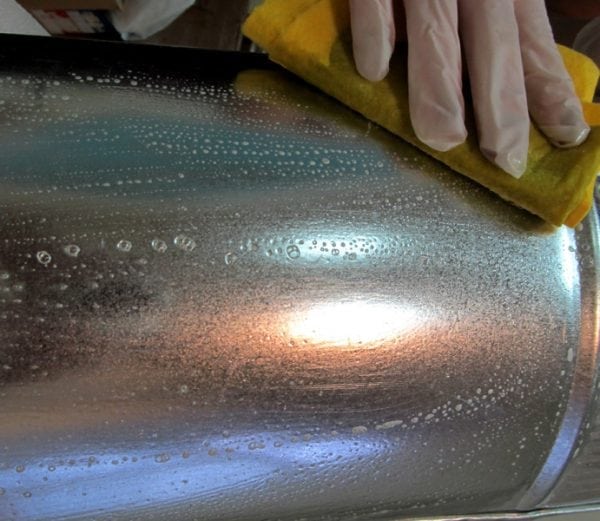 Desengordurar um tubo galvanizado antes de aplicar esmalte resistente ao calor