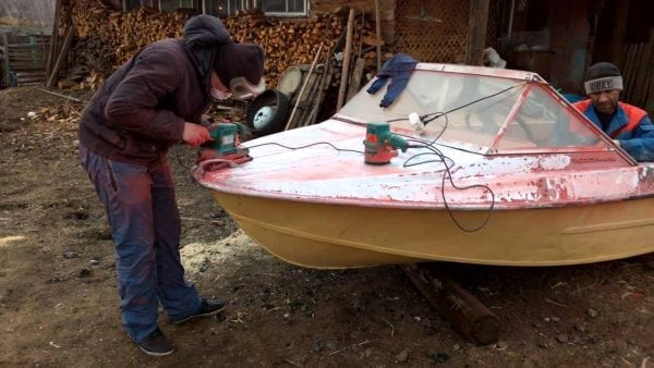 Préparation de la coque du bateau pour l'application de l'apprêt EP-057