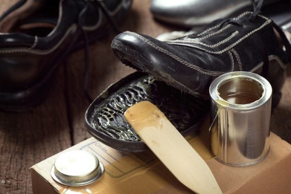 La colle nairite est utilisée pour la réparation des chaussures