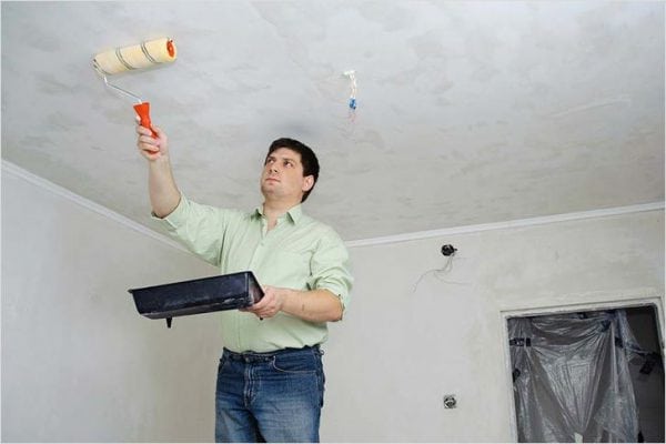 Před lepením dlaždic musí být strop opatřen základním nátěrem