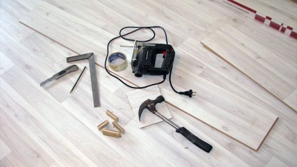 Įrankiai laminato grindų klojimui
