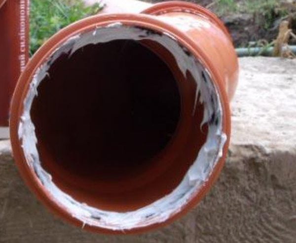 Na utesnenie kanalizačných potrubí použite tekutý plast