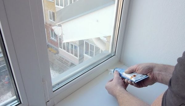 Při instalaci plastových oken se obvykle používá tekutý plast Cosmofen.