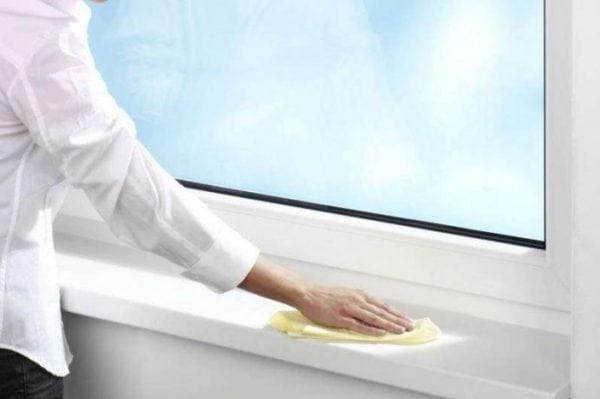 Cosmofen é usado para limpar caixilhos de plástico e parapeitos de janelas.