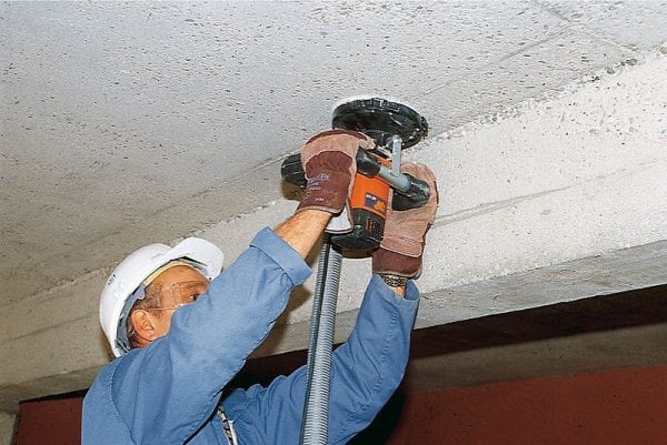Nettoyage du plafond avec une meuleuse