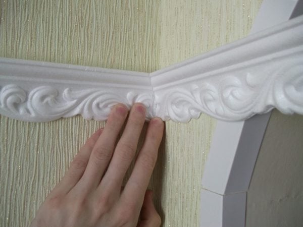 Polystyrénové lepidlo lze použít k lepení podlahových lišt a dekorů