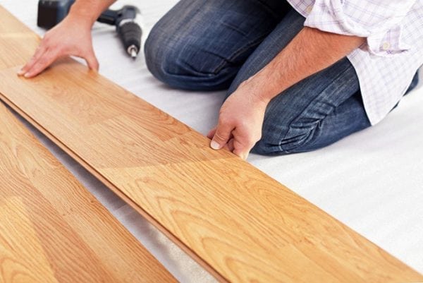 Việc sử dụng keo khi đặt lớp gỗ giúp cải thiện tính chất chống thấm của bề mặt