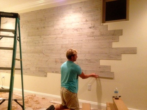 Ao decorar a parede com parquet, é necessário um alinhamento perfeito