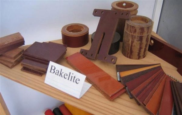 Bakelite สามารถรับได้ในระหว่างการผลิตเรซินฟีนอล - ฟอร์มัลดีไฮด์