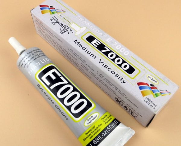 A cola E7000 é adequada para colar produtos cerâmicos
