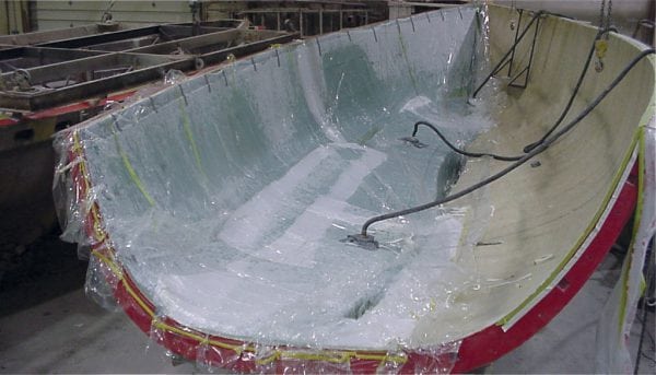 Epóxi é usado para selar o casco de um barco