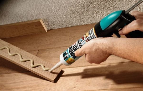 Sửa một tấm ván chân tường bằng gỗ để làm móng lỏng