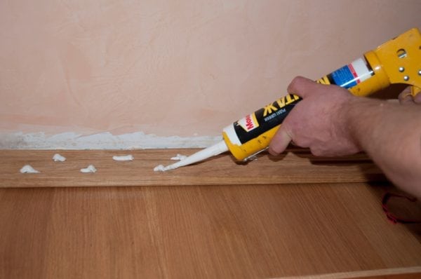 Podlahová lišta může být přilepena pouze na rovné zdi.