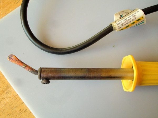 Usando um ferro de solda convencional para conectar linóleo