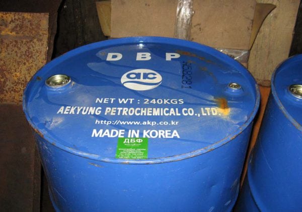 За полимеризация на смоли при повишени температури се използва дибутилфталатен втвърдител.
