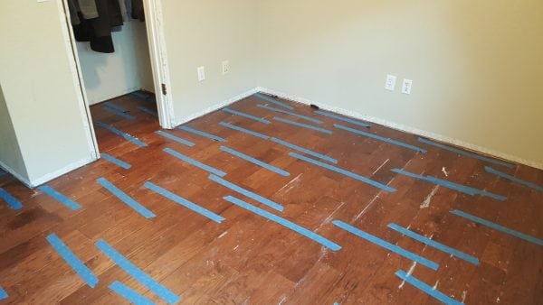Lepení oboustranné pásky na dřevěnou podlahu