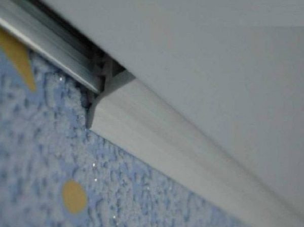 Montáž PVC lišt na zavěšené stropy